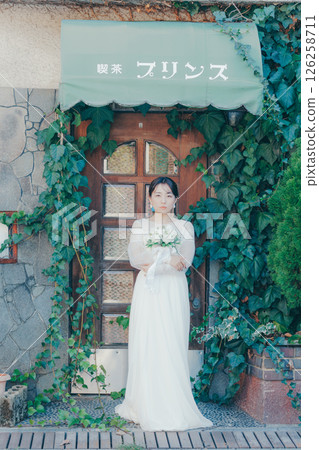 身著婚紗的女子肖像,背景為日式裝飾 身著婚紗的女子肖像,背景為日式裝飾 126258711