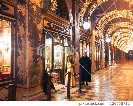 義大利威尼斯:世界上最古老的咖啡館-弗洛里安咖啡館 (Café Florian) 和身著嘉年華服裝的人們 義大利威尼斯:世界上最古老的咖啡館-弗洛里安咖啡館 (Café Florian) 和身著嘉年華服裝的人們 126258712