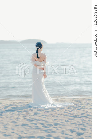 柔和燈光下的新娘肖像 126258898