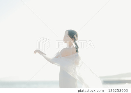 柔和燈光下的新娘肖像 126258903