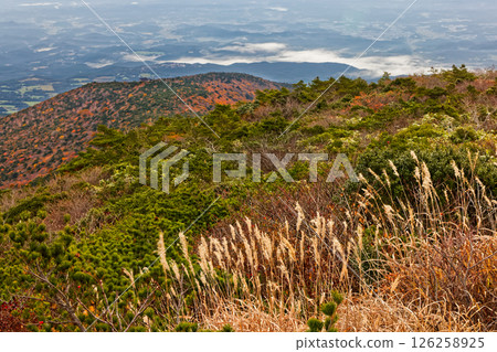 秋天山表面的看法和從Adat塔拉山峰頂部看的Nihonmatsu的方向 126258925