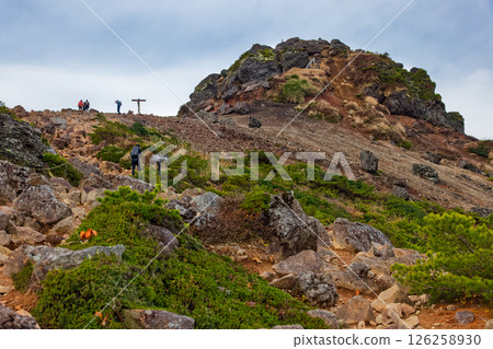 安達太良山頂的岩石山峰和徒步旅行者 安達太良山頂的岩石山峰和徒步旅行者 126258930