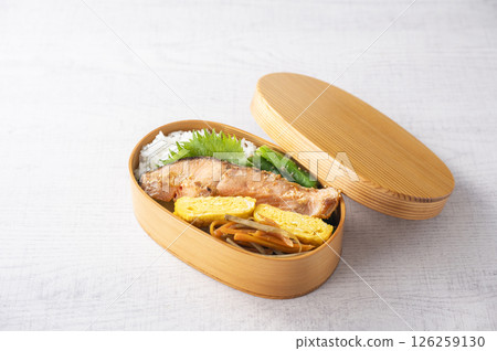 Magewappa bento box, salmon bento 126259130