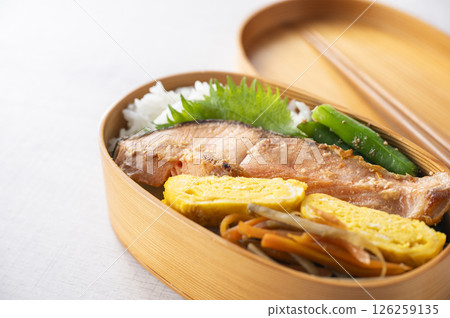 Magewappa bento box, salmon bento 126259135
