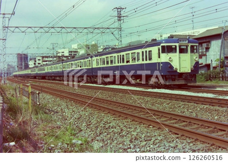 運行於蒲田與川崎之間的橫須賀線列車,Kuha 111-1417等,綠色車廂,帶條紋,1978年5月15日 運行於蒲田與川崎之間的橫須賀線列車,Kuha 111-1417等,綠色車廂,帶條紋,1978年5月15日 126260516