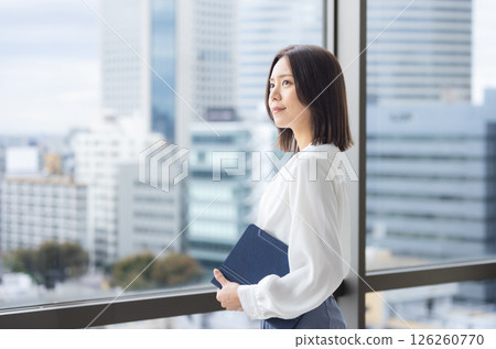 Business woman with a personal computer in the office Business woman with a personal computer in the office 126260770