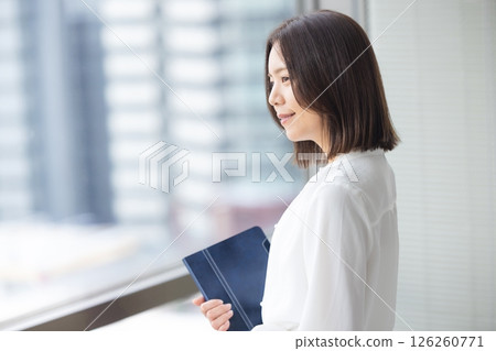 Business woman with a personal computer Business woman with a personal computer 126260771