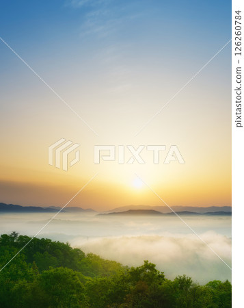 [Minamiyamashiro Village, Soraku District, Kyoto Prefecture / Outdoor Base Kyoto] Mountains floating in the sea of clouds and the morning sun 126260784