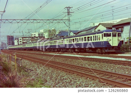 橫須賀線蒲田與川崎之間的列車,Kuha 111-1316 等,帶有綠色條紋,1978 年 5 月 15 日 橫須賀線蒲田與川崎之間的列車,Kuha 111-1316 等,帶有綠色條紋,1978 年 5 月 15 日 126260860