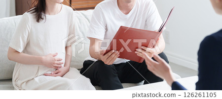 Planner and pregnant couple 126261105