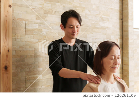 休閒工作人員和高級女性顧客 126261109