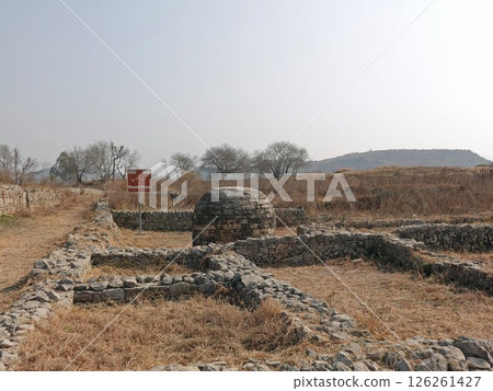 巴基斯坦塔克西拉古城遺址錫爾卡普,其中有最著名的雙頭鷹雕塑的寶塔基座 巴基斯坦塔克西拉古城遺址錫爾卡普,其中有最著名的雙頭鷹雕塑的寶塔基座 126261427