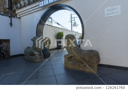 Kobe Kitano Foreigners' Houses: Foreigners' Houses on the Hill: Guardian Dogs 126261760