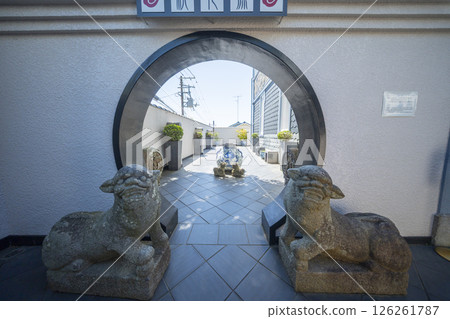 Kobe Kitano Foreigners' Houses: Foreigners' Houses on the Hill: Guardian Dogs 126261787