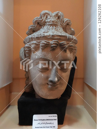 犍陀羅首都白沙瓦的博物館展出了一尊波浪發佛頭。 犍陀羅首都白沙瓦的博物館展出了一尊波浪發佛頭。 126262108