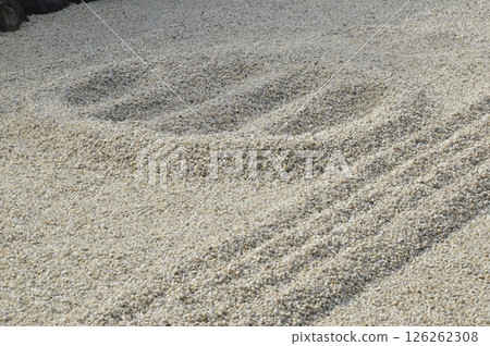 白沙上繪有「三引兩紋」（瑞嚴寺前庭/宮城縣宮城郡松島町） 126262308