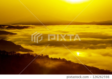 雲海縫隙間的湖面 屈斜路湖的早晨 雲海縫隙間的湖面 屈斜路湖的早晨 126262598
