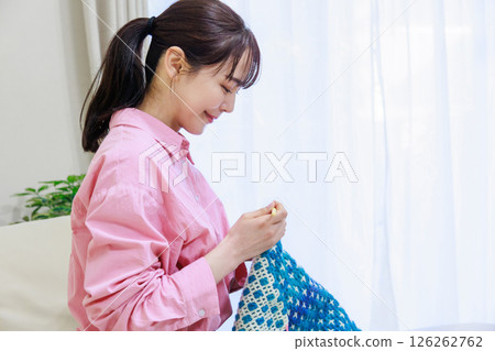 一位年輕的女士編織 126262762