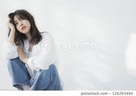 年輕女子在客廳放鬆 年輕女子在客廳放鬆 126263484