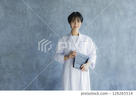 白色的一位小姐 126263514