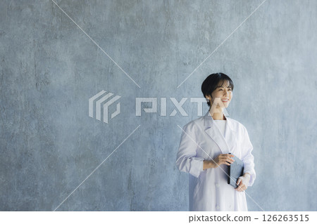 白色的一位小姐 126263515