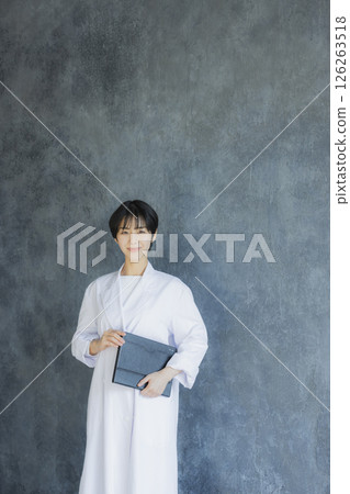 A young lady in white 126263518