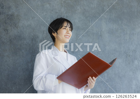 白色的一位小姐 126263524