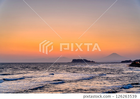 日落時的湘南、江之島和富士山 126263539