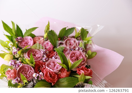 Box arrangement of roses and lisianthus Box arrangement of roses and lisianthus 126263791