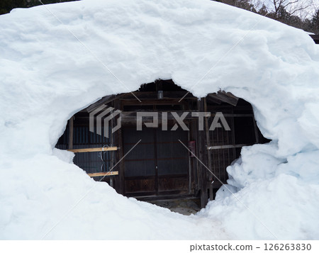 冬季旅遊勝地：白川鄉合掌屋的雪景 126263830