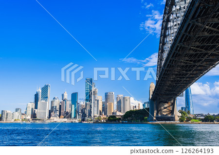 Sydney Harbour Bridge and skyscrapers in the city centre 126264193