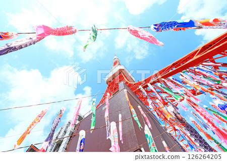 東京港區的東京鐵塔和鯉魚旗 東京港區的東京鐵塔和鯉魚旗 126264205