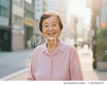 市中心街上一位微笑的老婦人 126264247