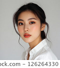 A woman who turns around 126264330