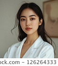 A woman who turns around 126264333