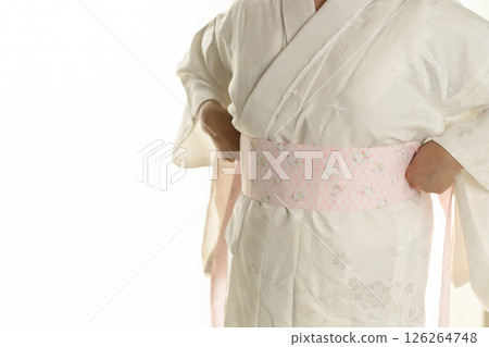 穿上日本和服的步驟：將領子襯墊插入內衣領口 126264748