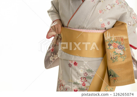 穿上和服的步驟：收緊皮帶 126265074