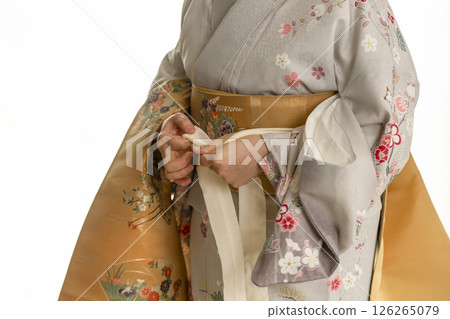 穿上和服的步驟：收緊皮帶 126265079