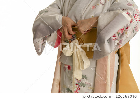 穿上和服的步驟：收緊皮帶 126265086