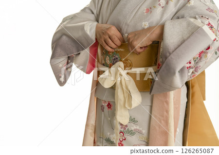 穿上和服的步驟：收緊皮帶 126265087