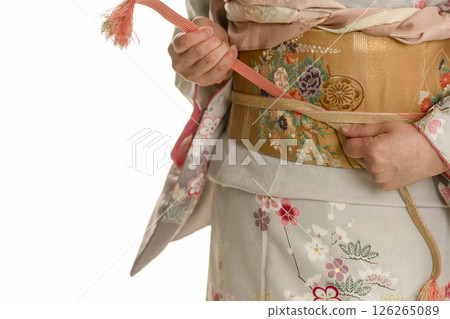 穿上和服的步驟：收緊皮帶 126265089