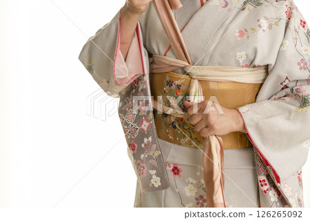 穿上和服的步驟：收緊皮帶 126265092