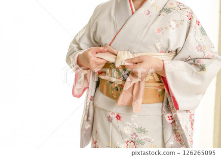 Steps for putting on a kimono: Tightening the obi 126265095