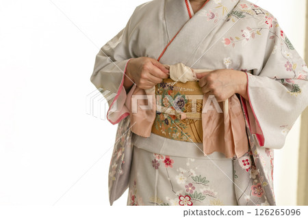 Steps for putting on a kimono: Tightening the obi 126265096