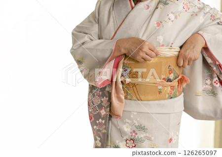 Steps for putting on a kimono: Tightening the obi 126265097