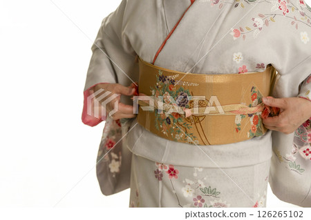 Steps for putting on a kimono: Tightening the obi 126265102