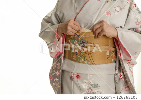 穿上和服的步驟：收緊皮帶 126265103