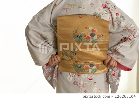 穿上和服的步驟：收緊皮帶 126265104