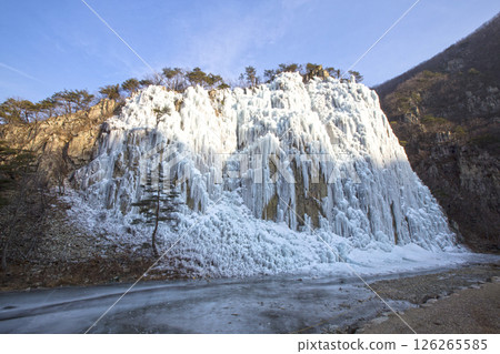 Iceberg's icicles frozen white Iceberg's icicles frozen white 126265585