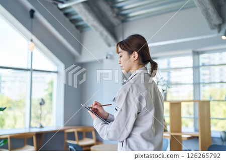 一位女士正在檢查房間內的設施 一位女士正在檢查房間內的設施 126265792